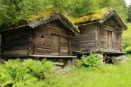zwei alte Hütten