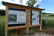 Schilder der Station 1 des Wanderweges. Übersichtskarte und Wildtiere in der Feldflur.