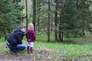 Vater zeigt kleiner Tochter den Wald