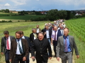 Brunner und Besucher auf dem Wanderweg