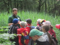 Kindergruppe mit Förster