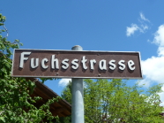 Straßenschild mit Beschriftung Fuchsstraße