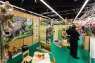 Ein Messestand zur Wildkatze mit Rollups, Plüschtieren, Bannern und Plakaten