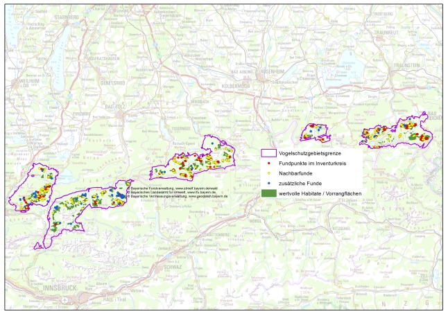 Auerhuhn – Vorranggebiete (grün) und Nachweise in Vogelschutzgebieten in einem Ausschnitt der Bayerischen Alpen. 